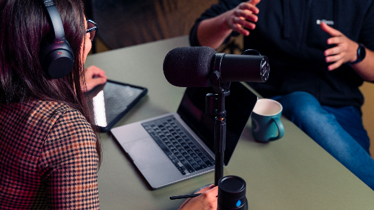 Publicité podcast : pourquoi ce format séduit de plus en plus les marques ?